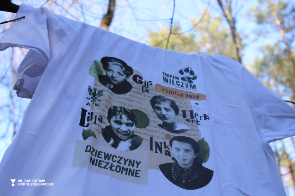 na zdjęciu widzimy koszulkę z bohaterami Żołnierzy Wyklętych, którą otrzyma uczestnik biegu. Koszulka wisi na gałęzi w lesie.
