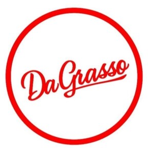 grafika przedstawia logo pizzerii Da Grasso Bełchatów w kolorze czerwono-białym
